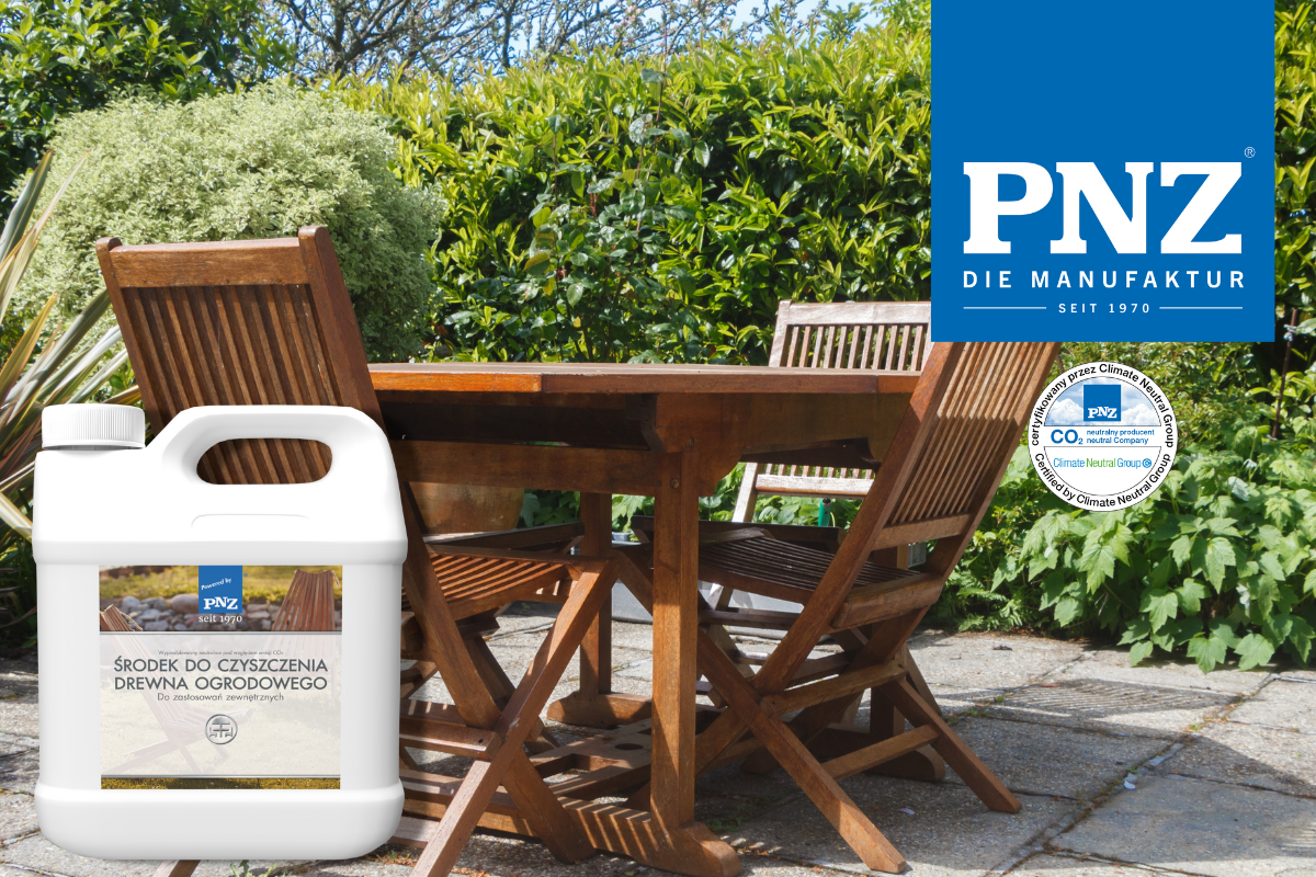 Grafika prezentuje opakowanie emulsjido czyszczenia drewna ogrodowego na tle mebli ogrodowych.